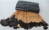 Kit com 32 pincéis.'