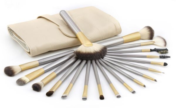 Kit 18 Pincéis Bege e Dourado.'