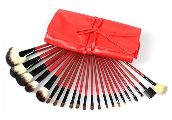 Kit com 22 pincéis vermelhos.'